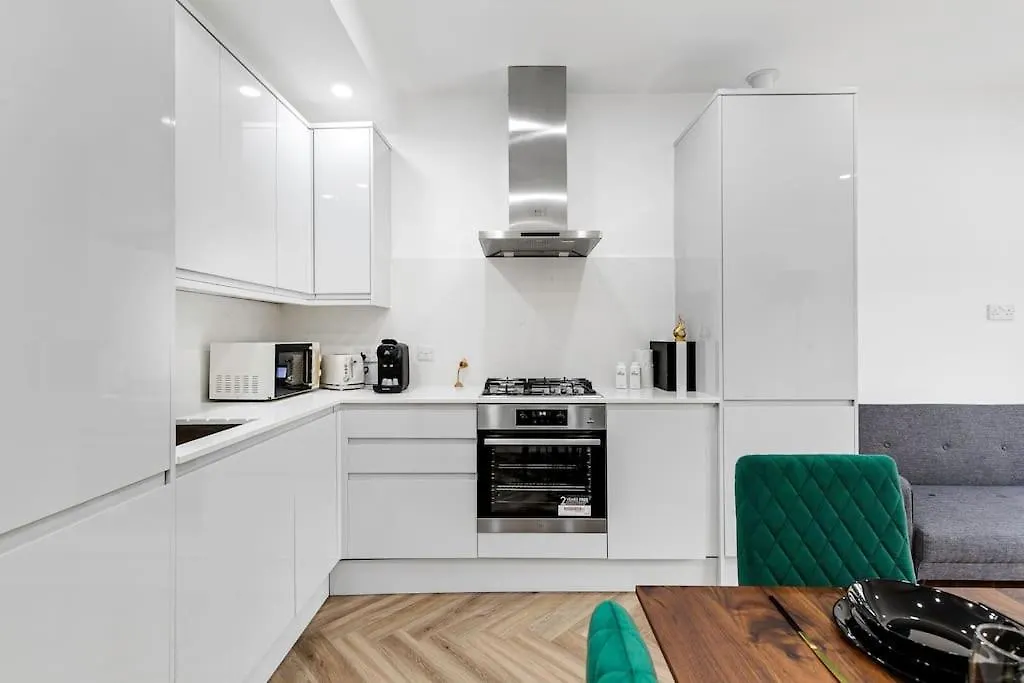 West London Garden Luxury Apartment Near Elizabeth Line