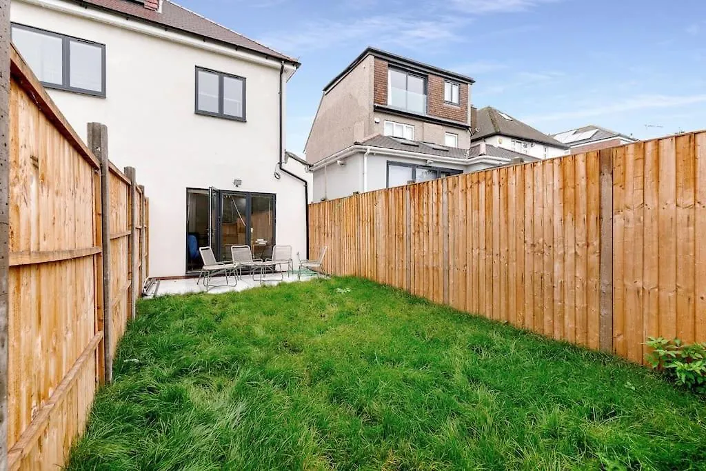 West London Garden Luxury Apartment Near Elizabeth Line Ηνωμένο Βασίλειο