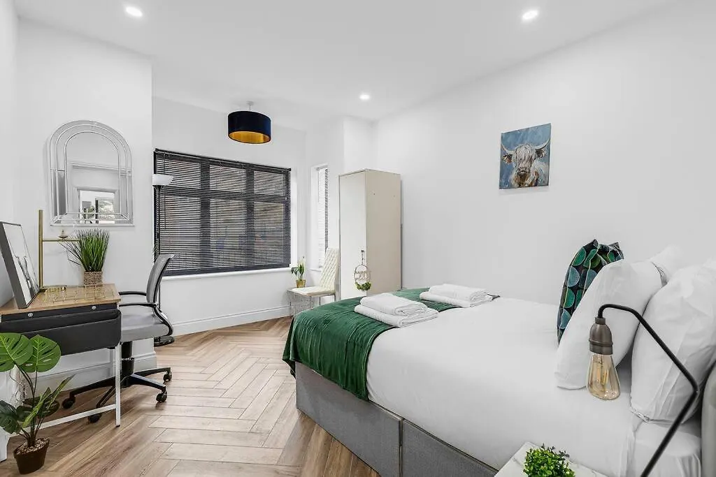 West London Garden Luxury Apartment Near Elizabeth Line