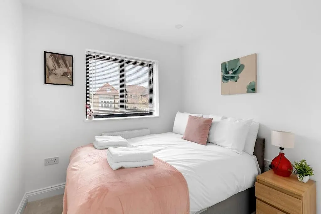 West London Garden Luxury Apartment Near Elizabeth Line Ηνωμένο Βασίλειο