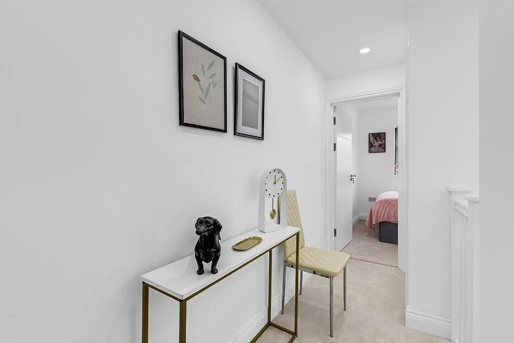 West London Garden Luxury Apartment Near Elizabeth Line