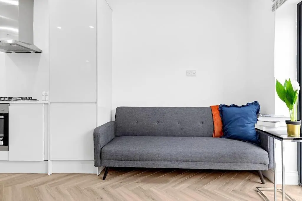 West London Garden Luxury Apartment Near Elizabeth Line