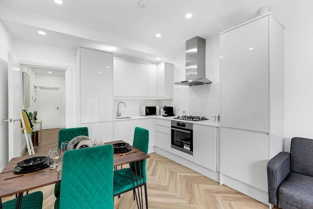 West London Garden Luxury Apartment Near Elizabeth Line