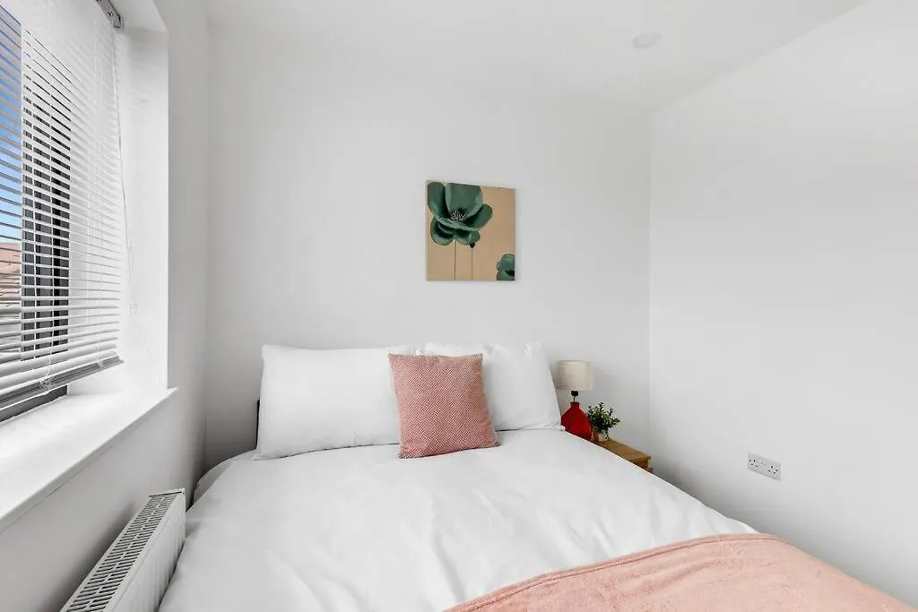 West London Garden Luxury Apartment Near Elizabeth Line United Kingdom