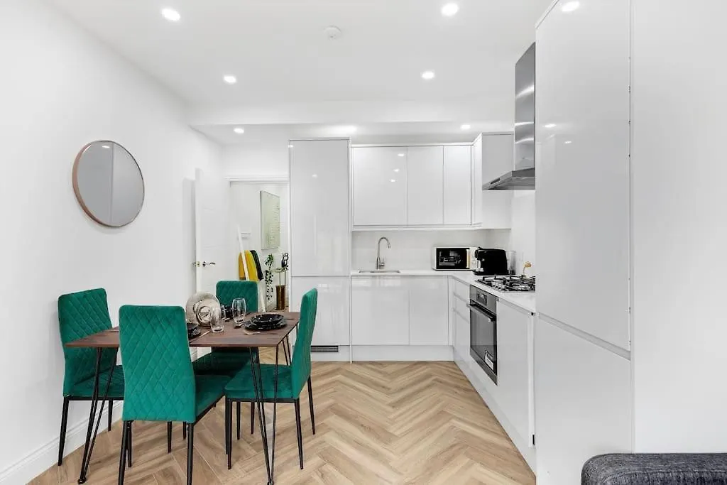 West London Garden Luxury Apartment Near Elizabeth Line United Kingdom
