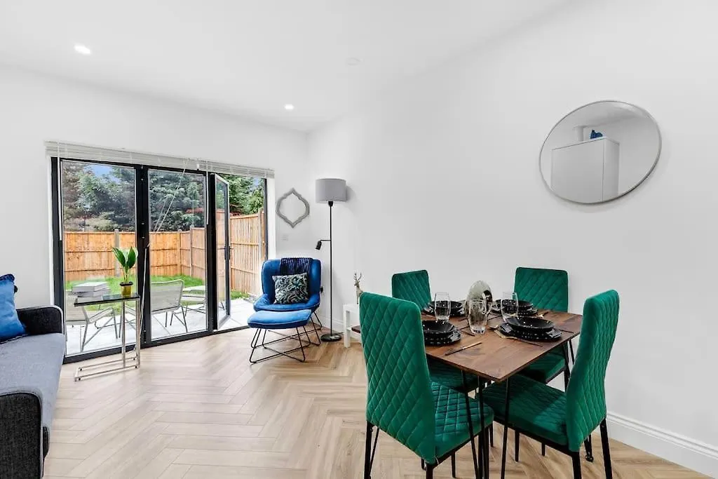 West London Garden Luxury Apartment Near Elizabeth Line