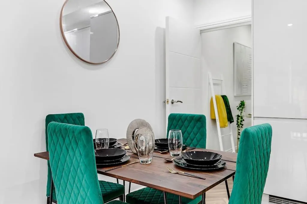 West London Garden Luxury Apartment Near Elizabeth Line