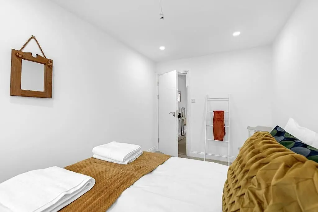 West London Garden Luxury Apartment Near Elizabeth Line