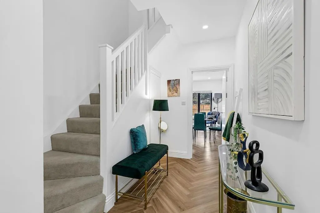 West London Garden Luxury Apartment Near Elizabeth Line